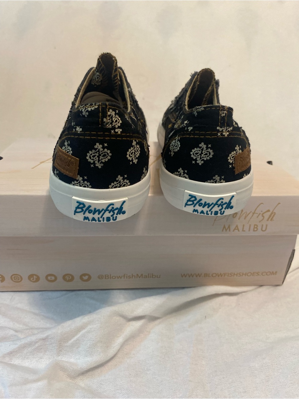 Blowfish Malibu Marley Black Denim Patterned Distressed Metallic Slip-Ons 7.5 - Picture 9 of 10